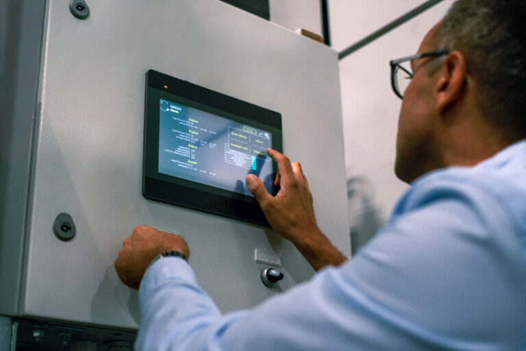 Audyt energetyczny i analiza danych produkcyjnych na laptopie